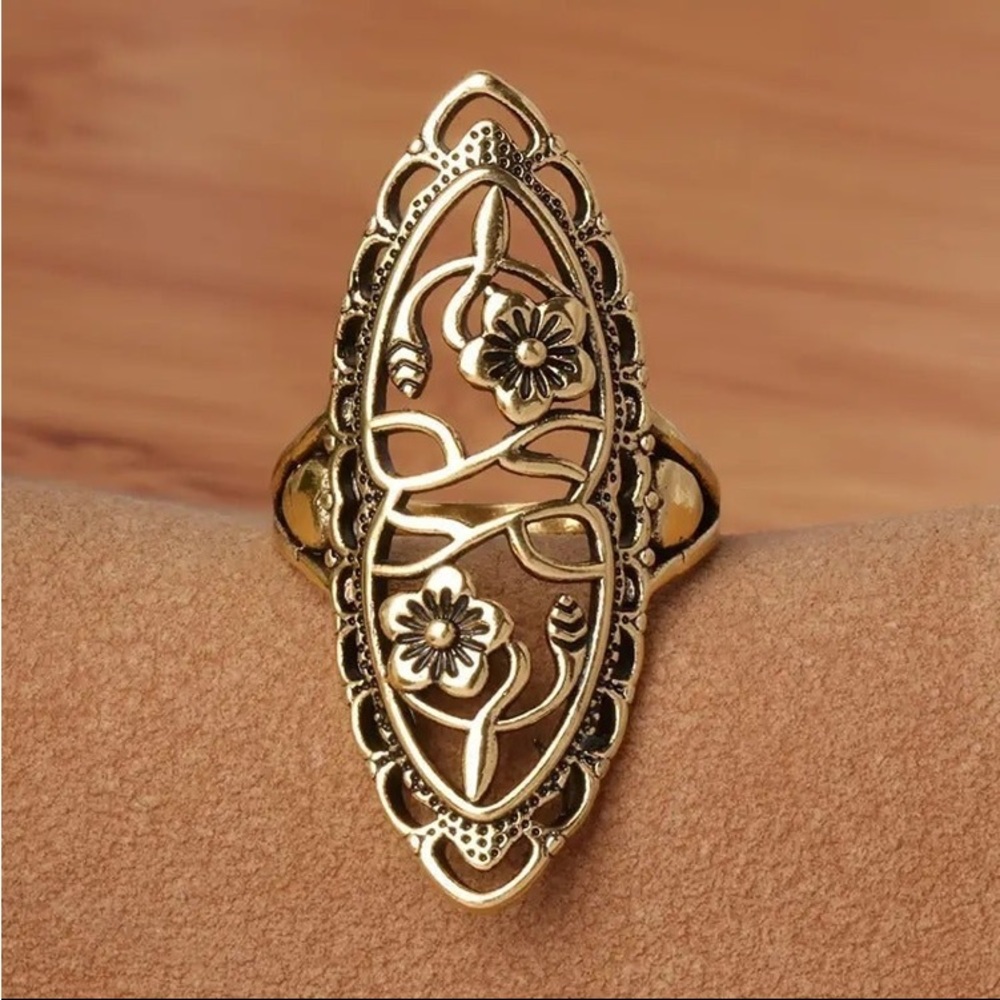 Vintage Style Allover Flower Pattern Hollow Out Ring Size 7.5 Goldtone
